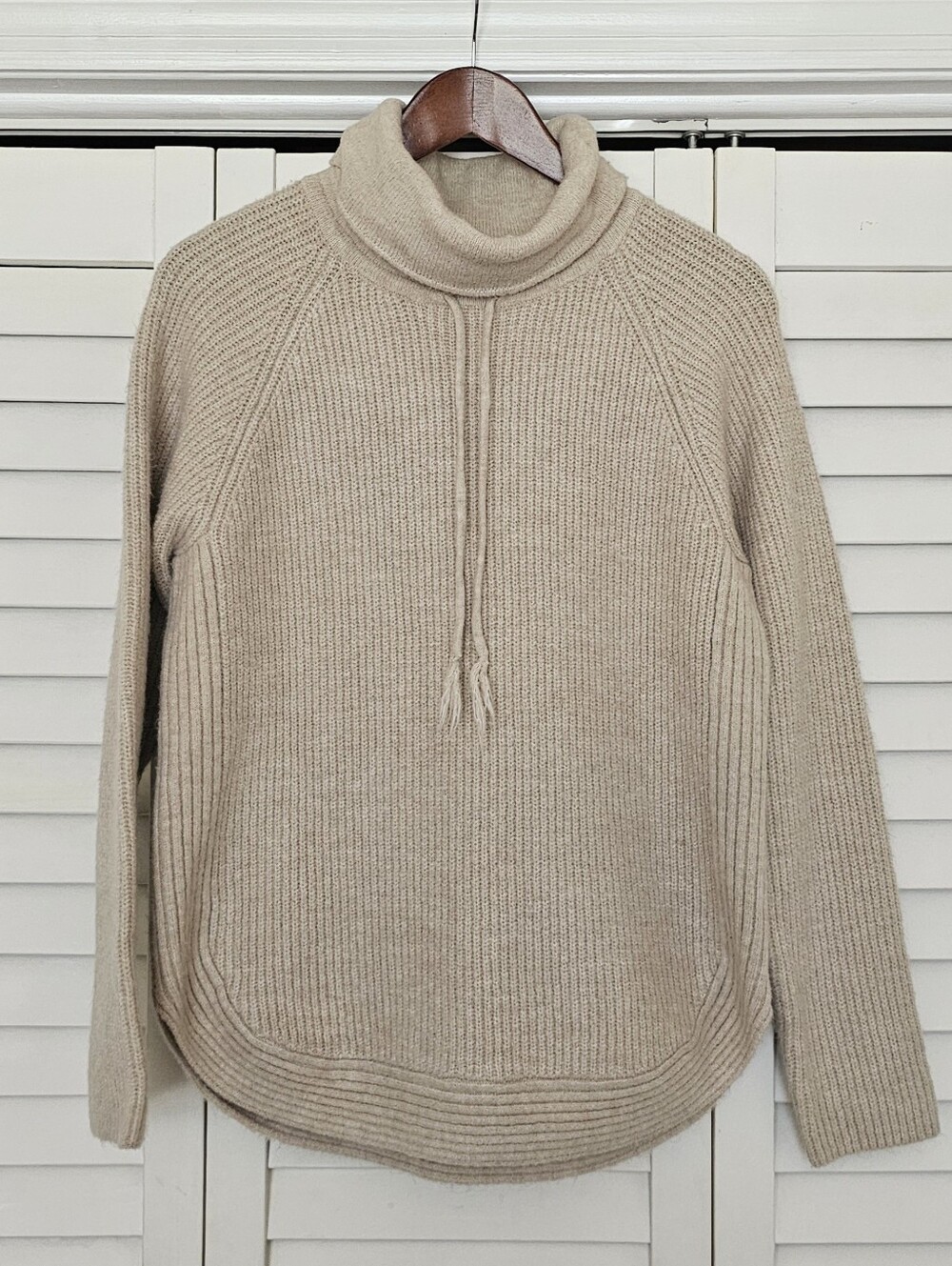 Magaschoni Turtleneck Sweater Size M Beige Rounded Hemline Ribbed Knit